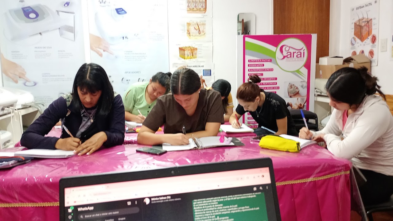 Alumnas e instructora de Instituto SARAÍ en clase práctica de estética facial